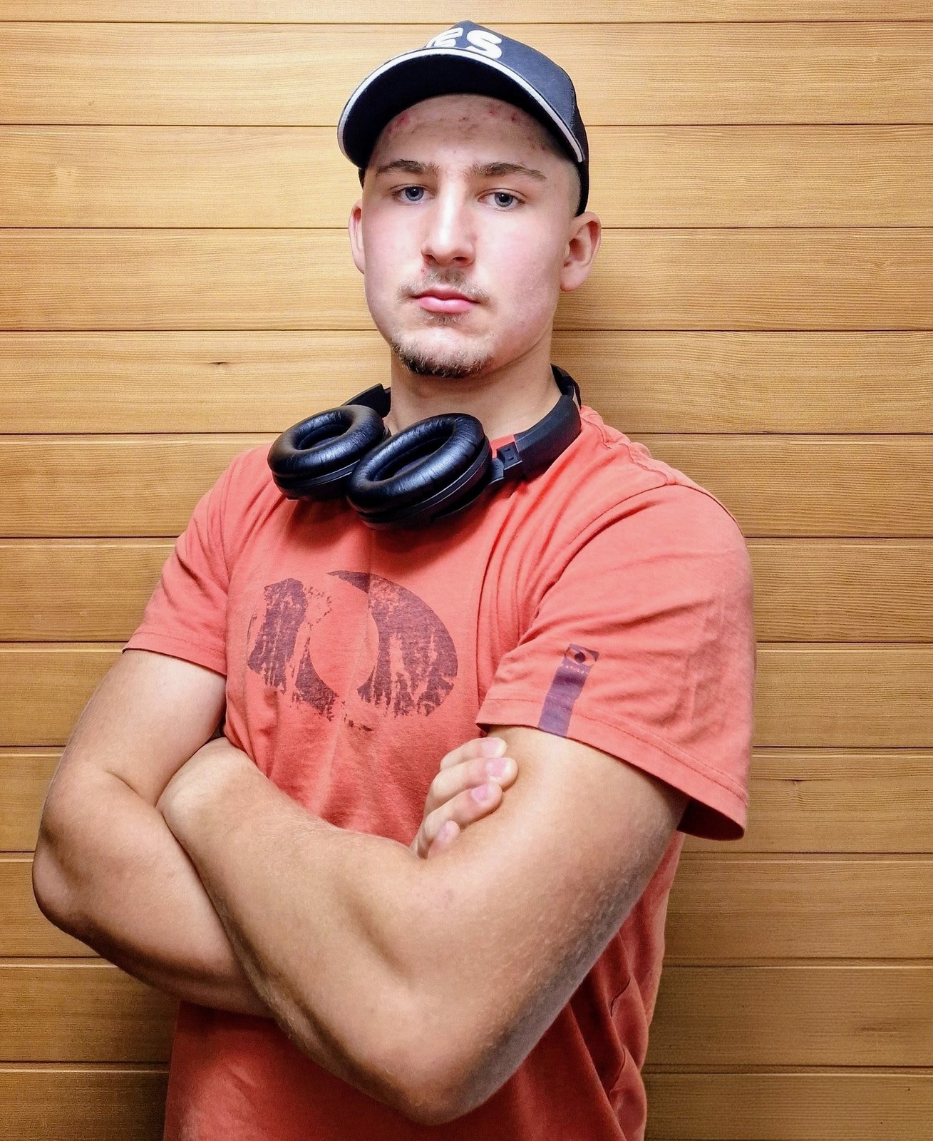 Matěj Endrle — DJ MANTYZ se sluchátky na krku