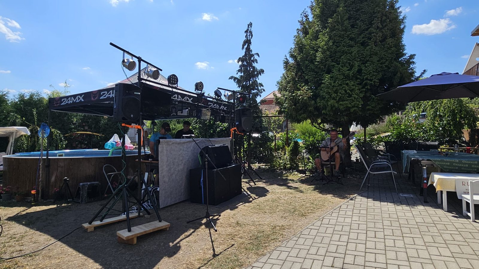 Ozvučení kytaristy na oslavě osmdesátin